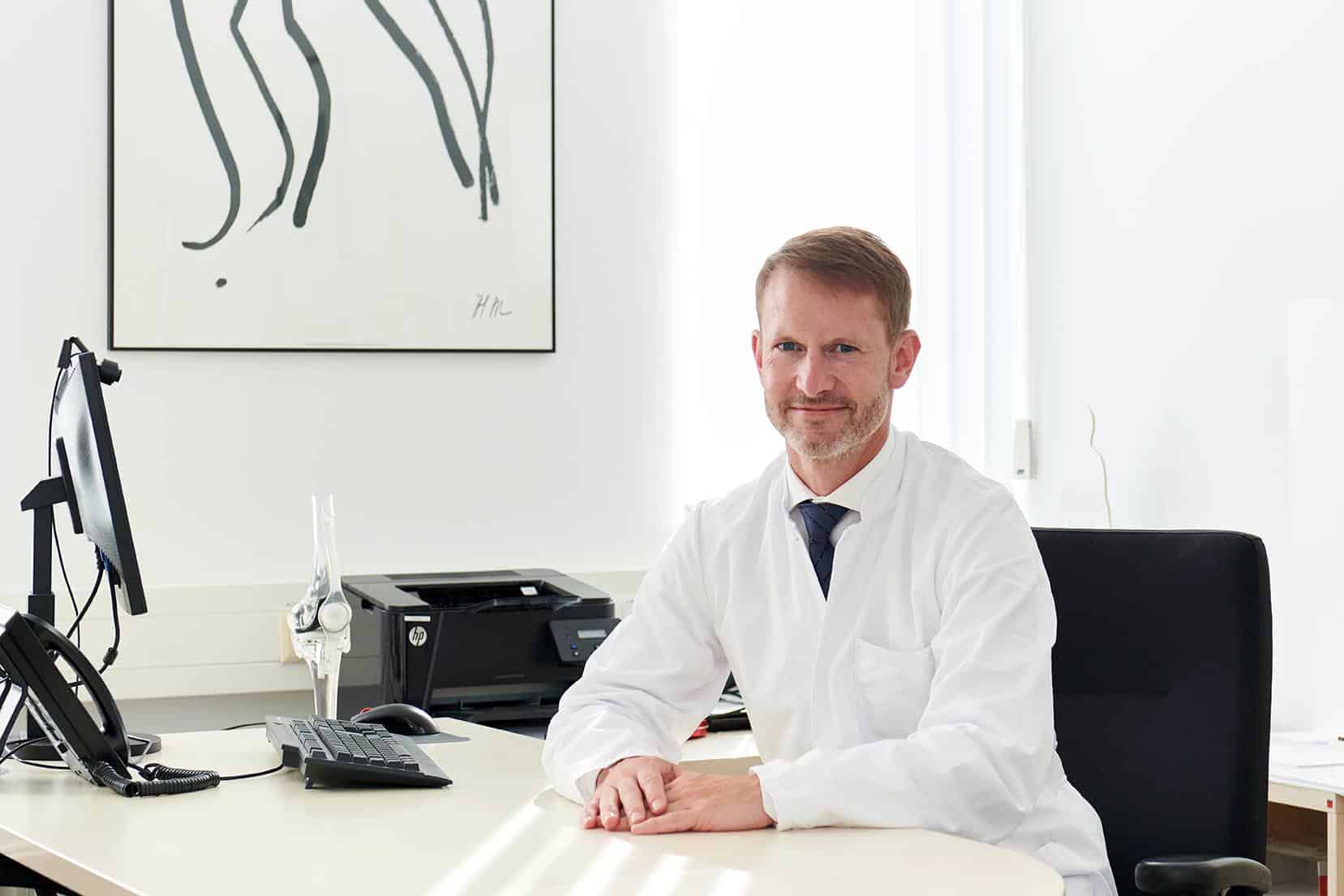 Portrait von Prof. DDr. Martin Faschingbauer in ruhiger, professioneller Pose mit direktem Blick in die Kamera.