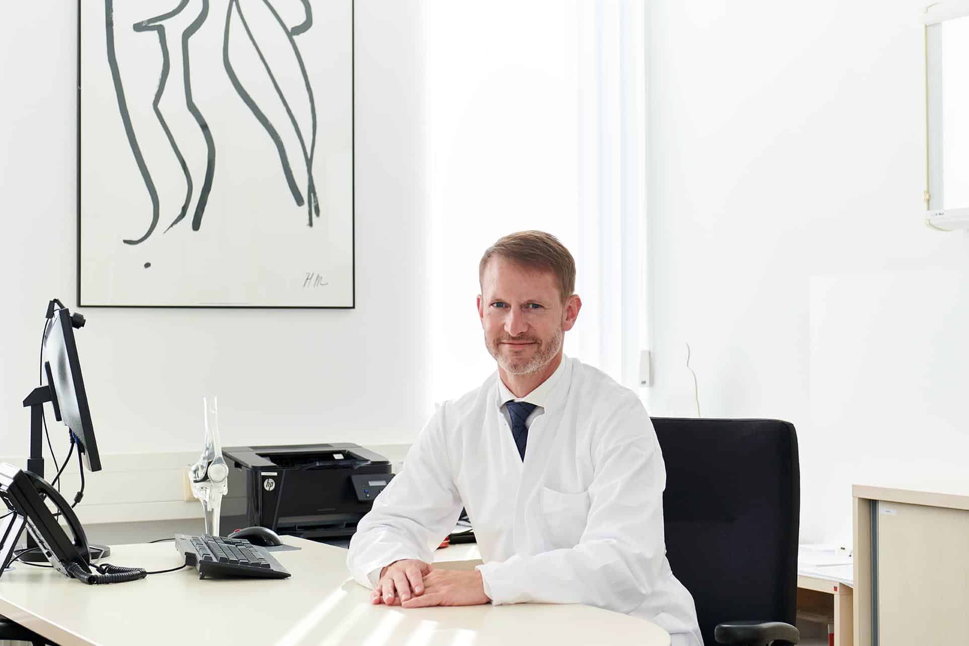 Portraitfoto von Prof. DDr. Martin Faschingbauer mit ruhigem, sachlichem Ausdruck.