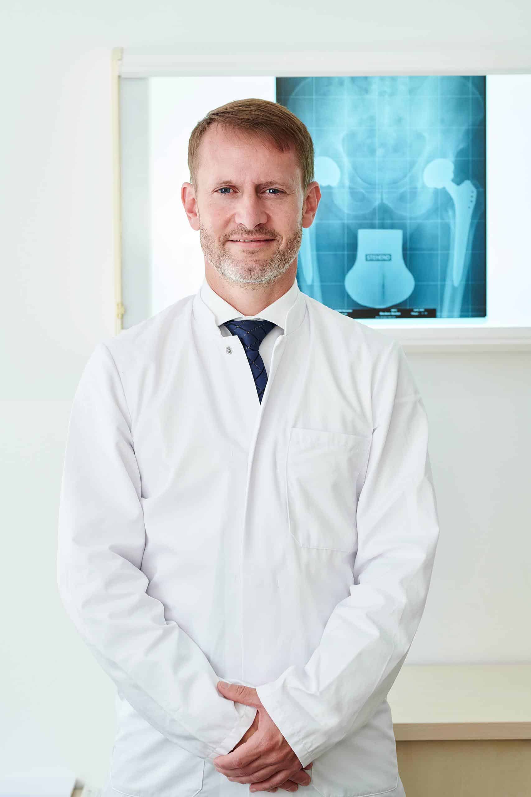 Portraitaufnahme von Prof. DDr. Martin Faschingbauer, aufgenommen für die Online-Präsenz.
