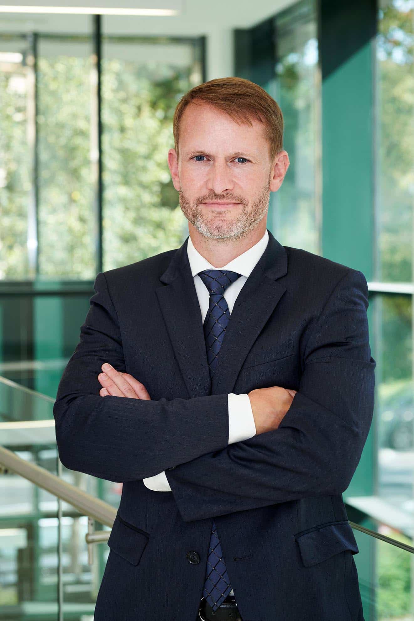 Portraitaufnahme von Prof. DDr. Martin Faschingbauer, frontal blickend