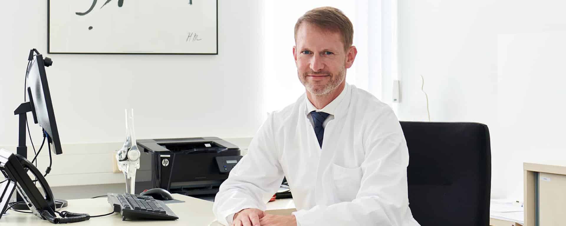 Portrait von Prof. DDr. Martin Faschingbauer, Orthopäde, in Praxisumgebung.