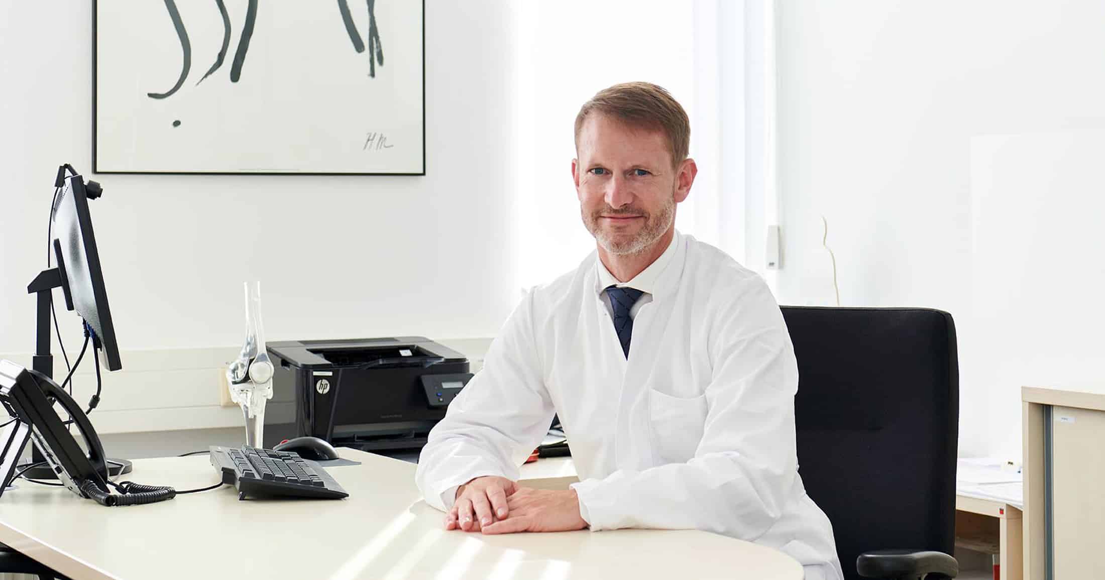 Portrait von Prof. DDr. Martin Faschingbauer, Orthopäde, in Praxisumgebung.