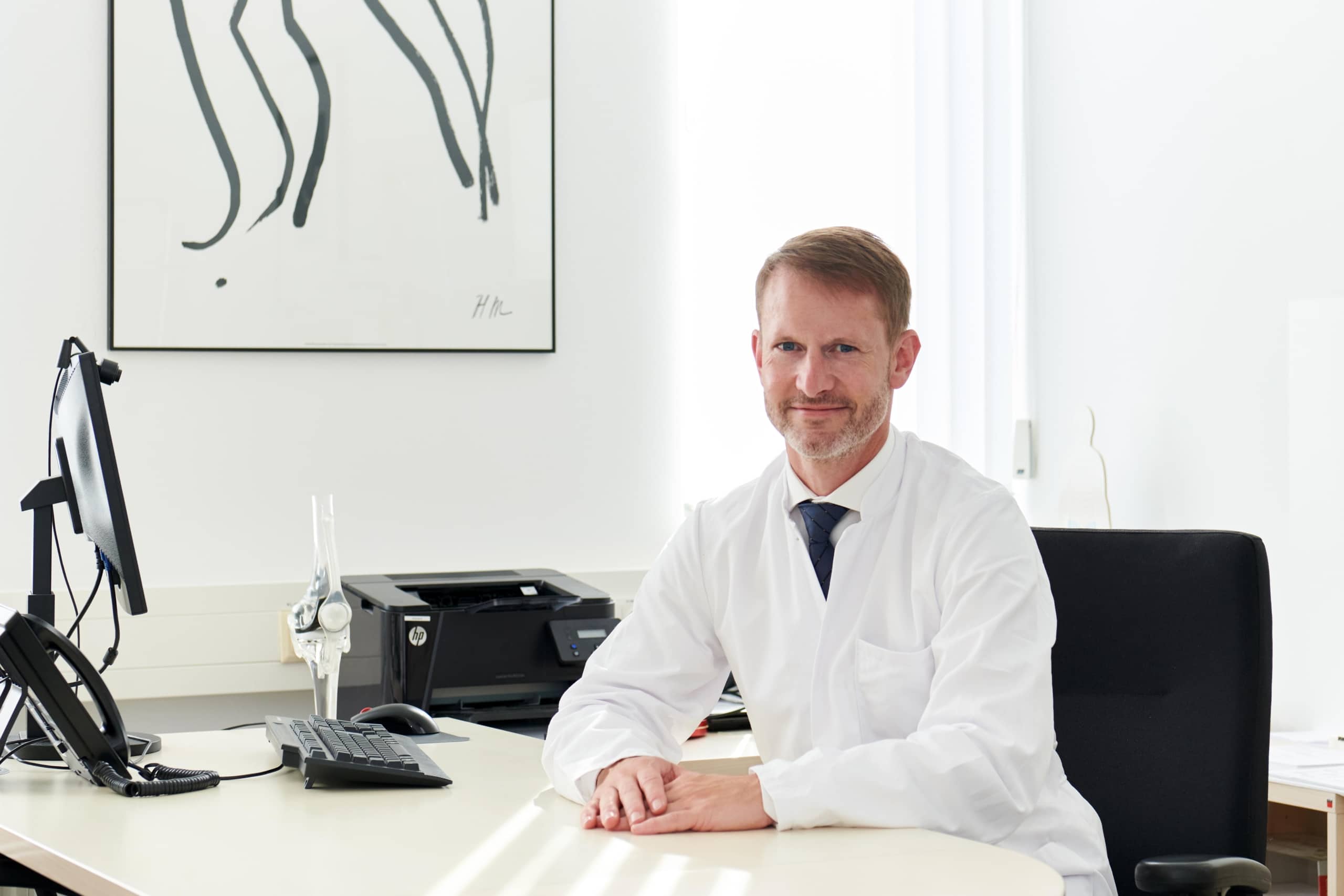 Portrait von Prof. DDr. Martin Faschingbauer in ruhiger, professioneller Pose mit direktem Blick in die Kamera.